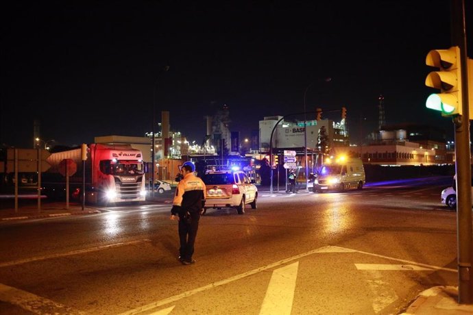 Servicios de emergencias activados por la explosión en una empresa química de La Canonja (Tarragona).