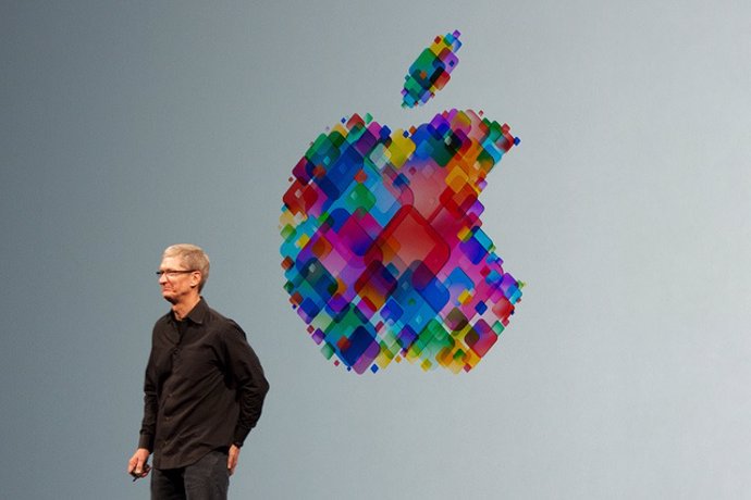 El director ejecutivo de Apple, Tim Cook, con logo de  Apple