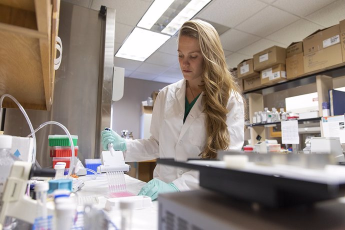 La investigadora Samantha Spellicy realiza una prueba de laboratorio sobre la actividad terapéutica de los exosomas.