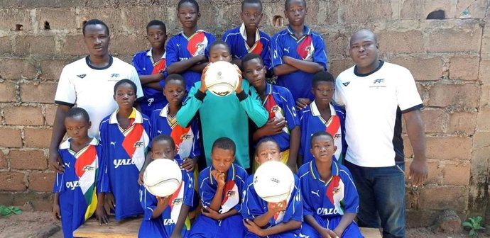 Una escuela de fútbol de Burkina Faso recibe el material donado por la Federación Riojana de Fútbol