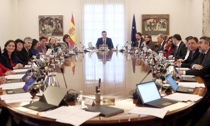 Sala de reuniones de La Moncloa durante el primer consejo de ministros del Gobierno de coalición del PSOE y Unidas Podemos en la XIV Legislatura. Asisten todos los miembros del Gobierno.