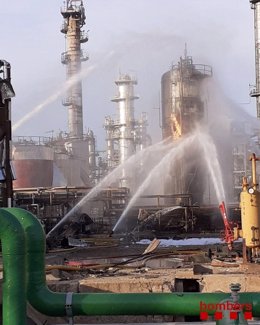 Imagen de las vías de agua de los bomberos para enfríar el tanque de óxido de propileno afectado en la empresa de La Canonja, Tarragona, el 15 de enero de 2020.