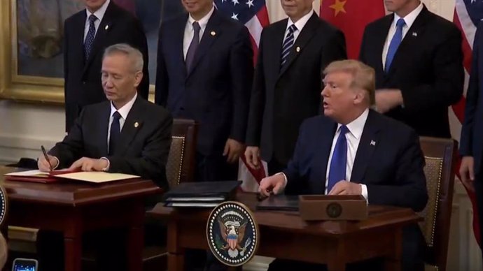 Economía.- EEUU firma la paz comercial con China y se compromete a eliminar los 