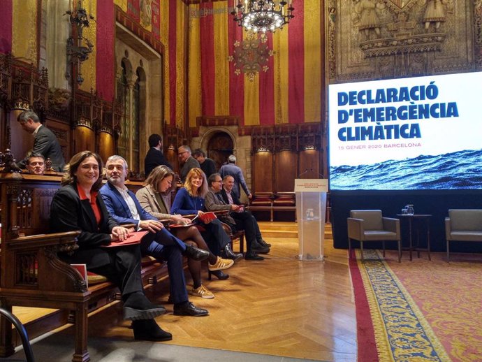 Ada Colau y miembros dell consistorio en el acto de declaración de emergencia climática de Barcelona