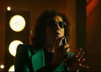 Bunbury sorprende en su regreso con el bolero electrónico 'Deseos de usar y tirar' (con homenaje a David Lynch)
