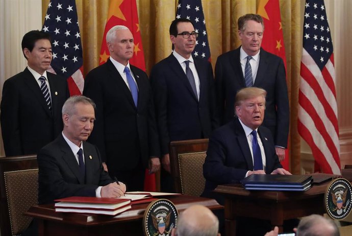 Firma de la 'Fase 1' del acuerdo comercial entre Estados Unidos y China. En la f