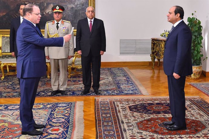 El fiscal general de Egipto, Hamada el Saui, jura el cargo ante el presidente del país, Abdelfatá al Sisi