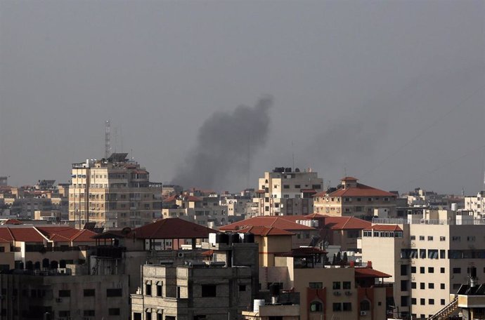 Columna de humo en Ciudad de Gaza tras un bombardeo de Israel