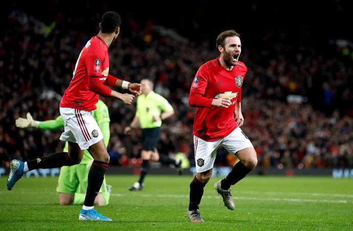 Juan Mata celebra un gol con el Manchester United.