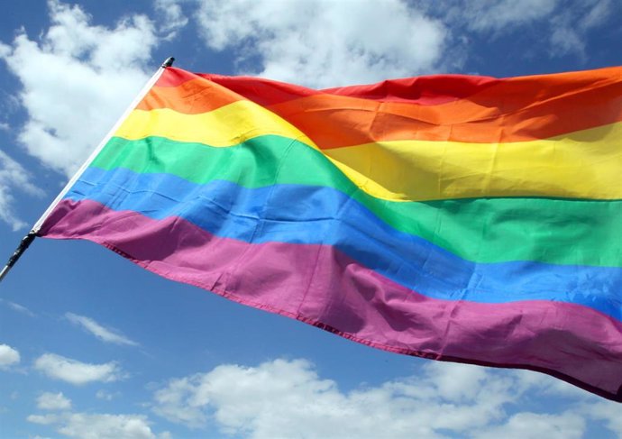 Una bandera arcoiris