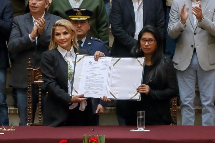 Jeanine Áñez promulga una ley para convocar elecciones