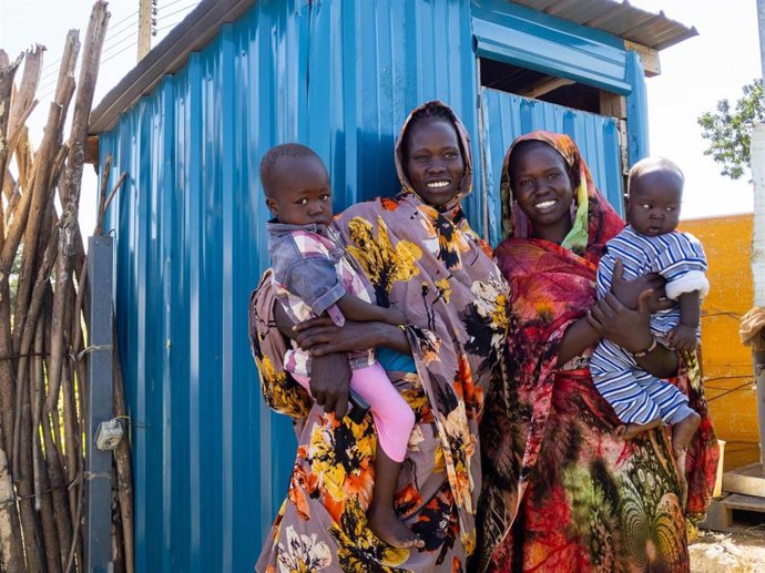 Dos mujeres junto a sus dos pequeños en un campamento de desplazados de Darfur Occidental.