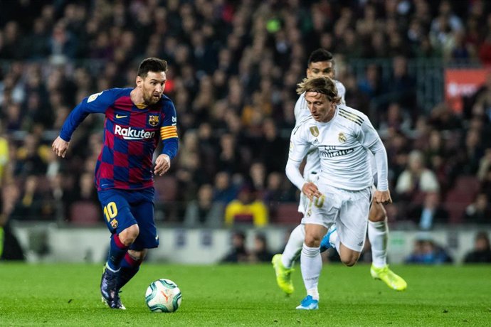 Leo Messi y Luka Modric durante un clásico