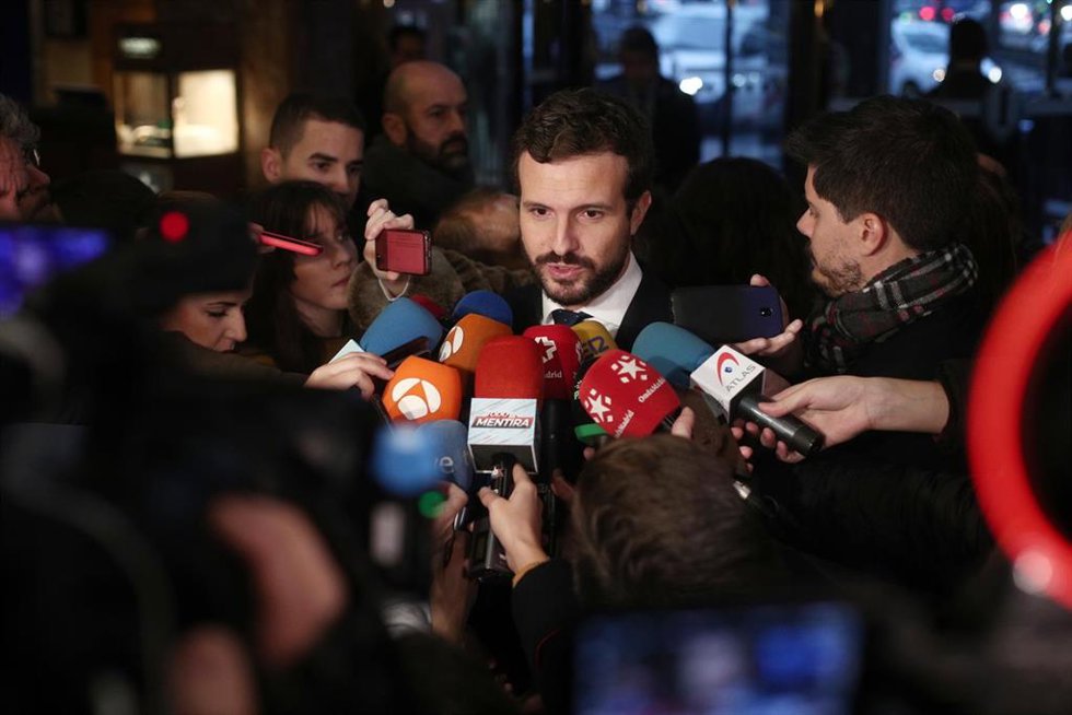 El presidente del Partido Popular, Pablo Casado, atiende a los medios de comunicación a su llegada a un desayuno informativo de Europa Press, en Madrid (España), 16 de enero de 2020.