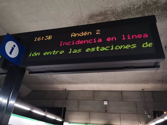 Cartel donde se refleja la incidencia en el metro de Sevilla