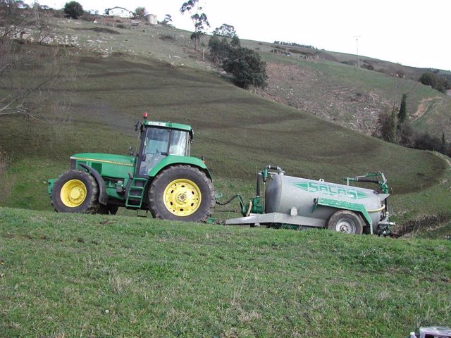 Tractor con depósito para echar fertilizantes