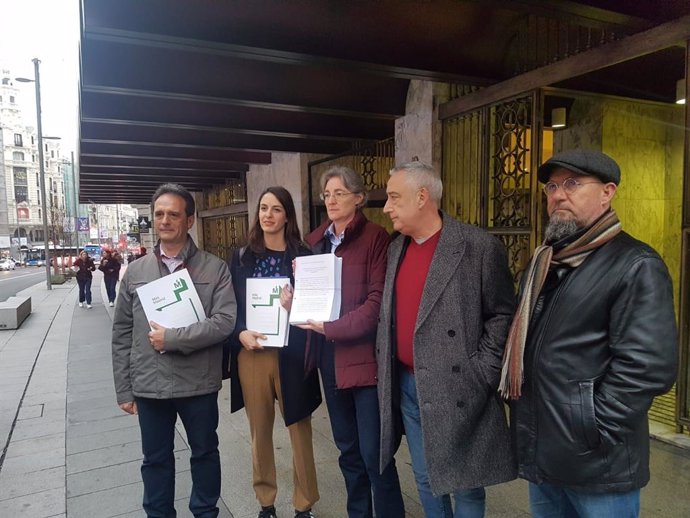 Los ediles de Más Madrid Rita Maestre, Marta Higueras y Paco Pérez muestran el recurso presentado contra la llegada de los residuos de la Mancomunidad del Este a Valdemingómez.