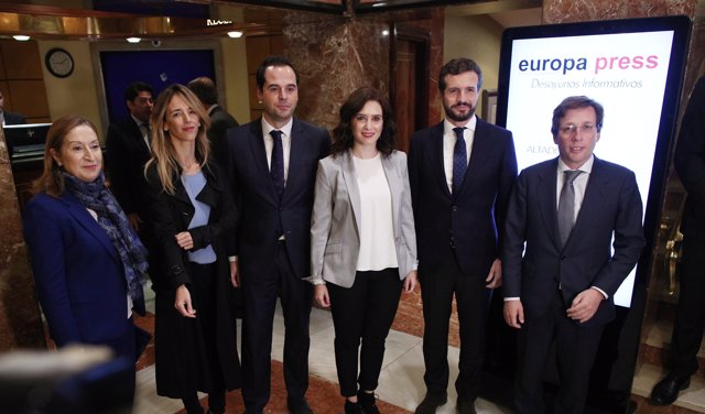 Foto de familia de Pablo Casado, Ayuso y Almeida en los Desayunos Informativos de Europa Press