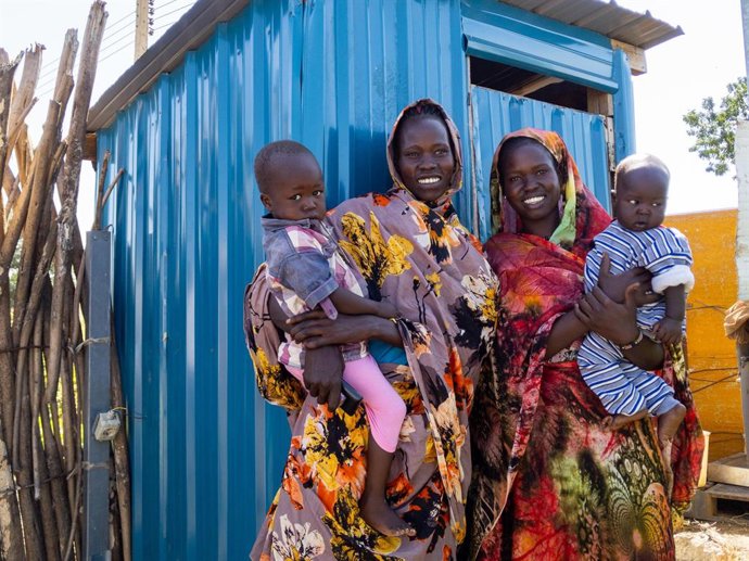 Dues dones amb els seus fills en un campament de desplaats de Darfur Occidental.