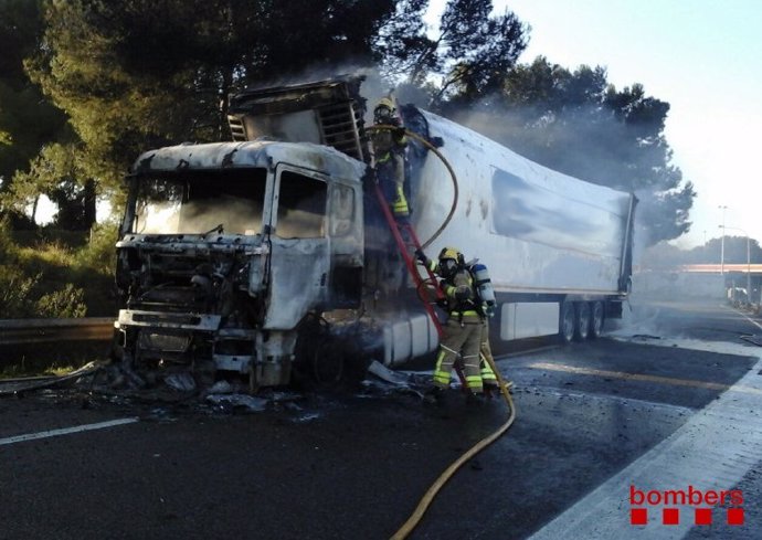 Incendio de un camión con mercancías peligrosas en la AP-7, a la altura de L'Arbo (Tarragona).