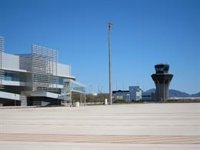 El incendio en el aeropuerto de Alicante obliga a derivar 39 vuelos a Corvera este jueves