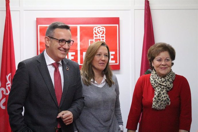 El secretario general del PSRM-PSOE, Diego Conesa, junto a la responsable de la gestora en Cartagena, Lourdes Retuerto, y la presidenta del partido en la Región, Teresa Rosique