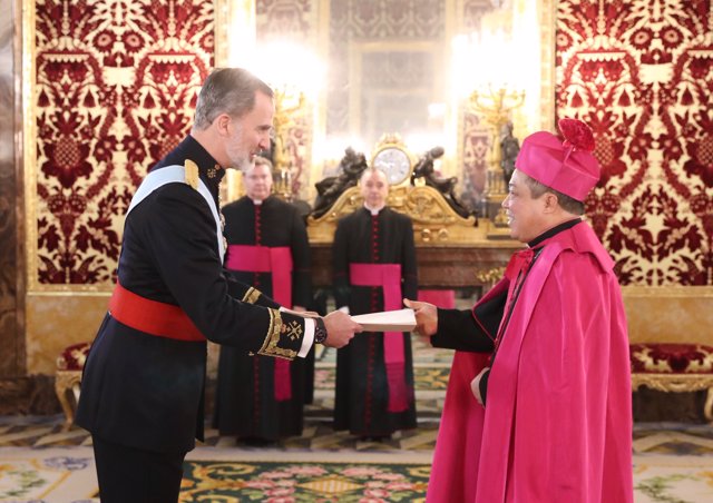 El Rey Felipe VI recibe las cartas credenciales del Nuncio Apostolico de la Santa Sede, Monseñor Bernardito Cleopas Auza, en el Palacio Real, en Madrid (España), a 16 de enero de 2020.