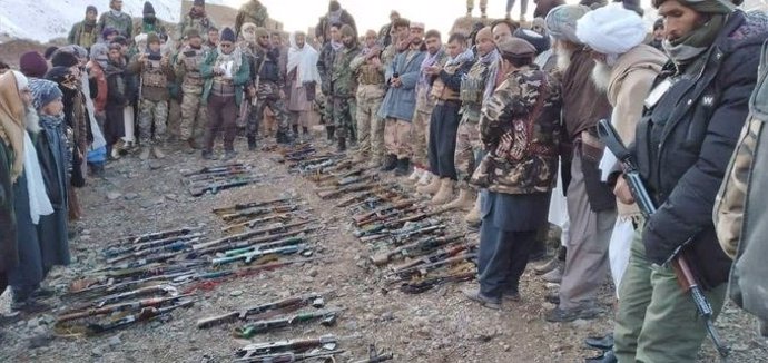 Milicianos talibán entregan sus armas al Ejército afgano en una operación en Ghor