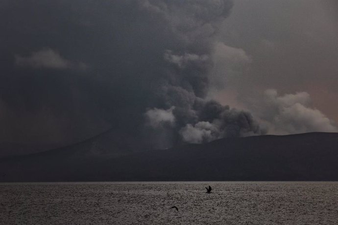Imagen del volcán Taal, visto desde Batangas, Filipinas