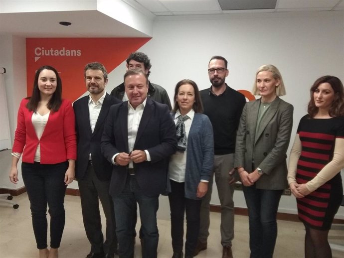 El portavoz del Comité Autonómico de Cs Baleares, Joan Mesquida, con el resto de integrantes de la reunión.