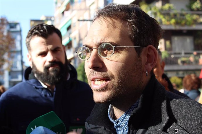 El coordinador andaluz de IU, Toni Valero, atiende a los medios en presencia del parlamentario de Adelante Andalucía Jesús Fernández