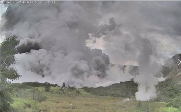 Núvols de fum expulsats pel volc Taal 