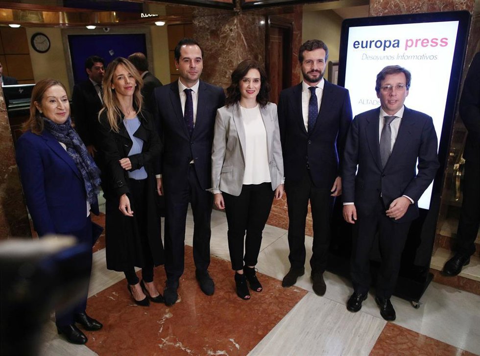 (I-D) La vicepresidenta segunda de la Mesa del Congreso, Ana Pastor; la portavoz del Partido Popular en el Congreso, Cayetana Álvarez de Toledo; el vicepresidente de la Comunidad de Madrid, Igancio Aguado; la presidenta de la Comunidad de Madrid, Isabel