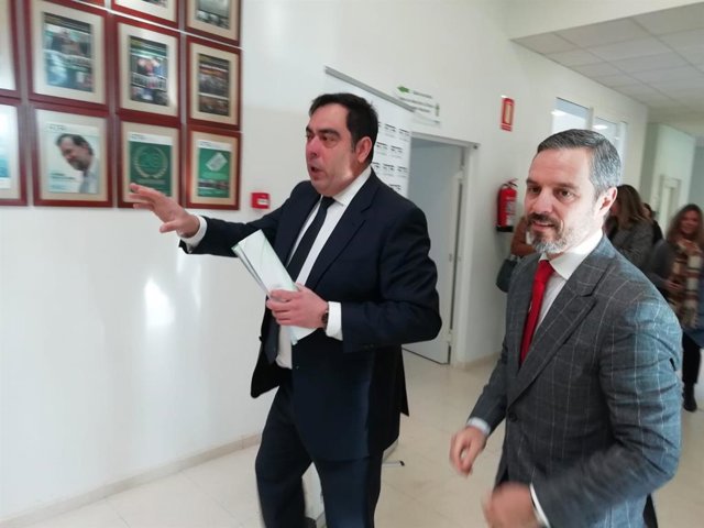 Juan Bravo (dcha.) acompaña a Rafael Amor en la visita a la sede de ATA en Córdoba.