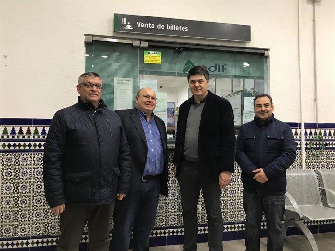 Imagen del diputado y el senador del PP, Carlos Rojas y José Robles, en la taquilla de venta física de billetes de la estación de Guadix