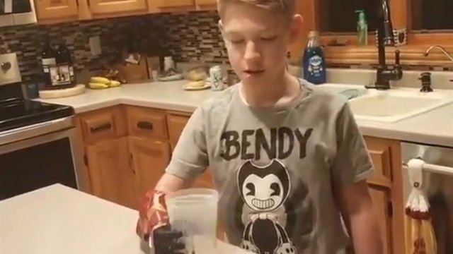Este niño de 12 años bebe un vaso de zumo por primera vez con su mano derecha gracias a un brazo biónico