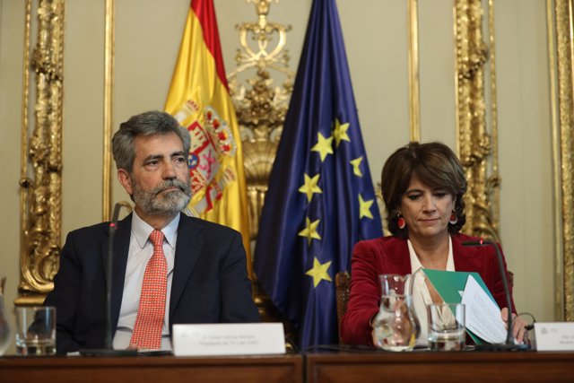 Dolores Delgado y Carlos Lesmes durante la inauguración de la VIII reunión plenaria de la Red Iberoamericana de Cooperación Jurídica Internacional, en Madrid (España), a 28 de octubre de 2019.