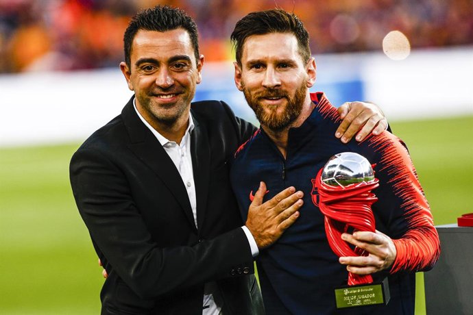 L'entrenador de l'Al-Sadd, Xavi Hernández, i el jugador del Bara Leo Messi.