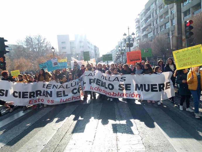 Imagen de la manifestación de educación a su llegada a la zona de Puerta Real, en Granada