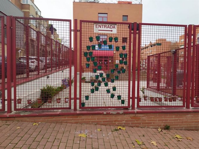 Recurso de las macetas vandalizadas en el centro de igualdad de Carabanchel.