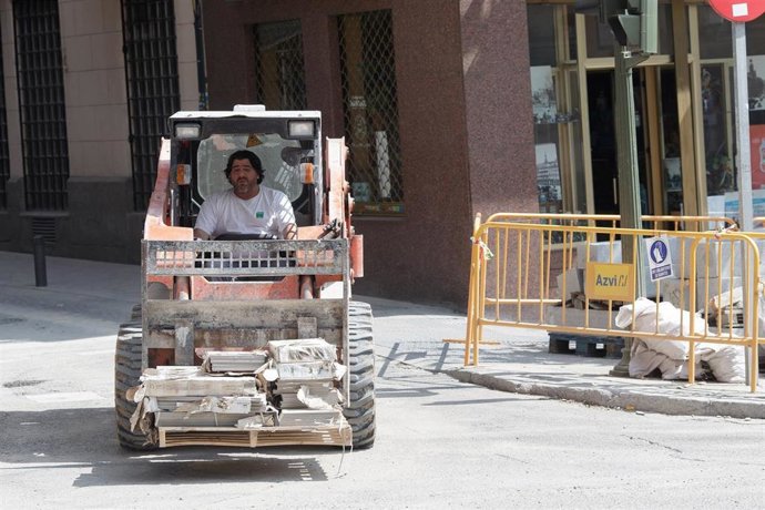 Imagen de archivo de un operario de la construcción.