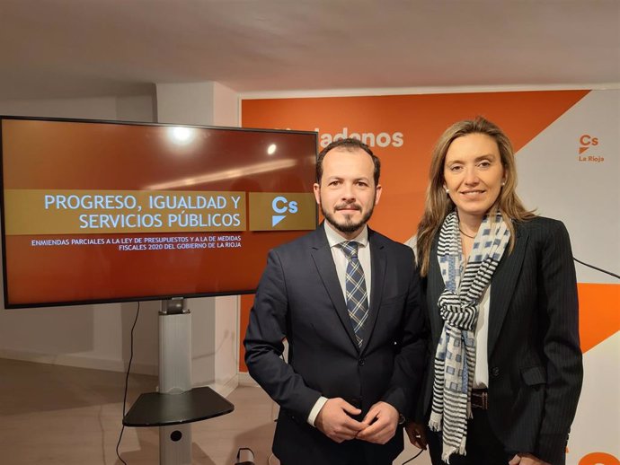 El portavoz del Grupo Parlamentario Ciudadanos, Pablo Baena, ha ofrecido una rueda de prensa junto a la diputada Belinda León para presentar las enmiendas de Ciudadanos a los prespuestos: 96 por un valor de 91,5 millones