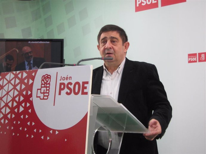 El secretario general del PSOE de Jaén, Francisco Reyes, durante la rueda de prensa