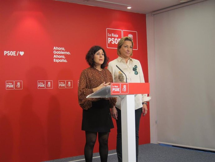 La alcaldesa de Villamediana, Ana Belén Martínez, junto a la senadora socialista, María Victoria de Pablo
