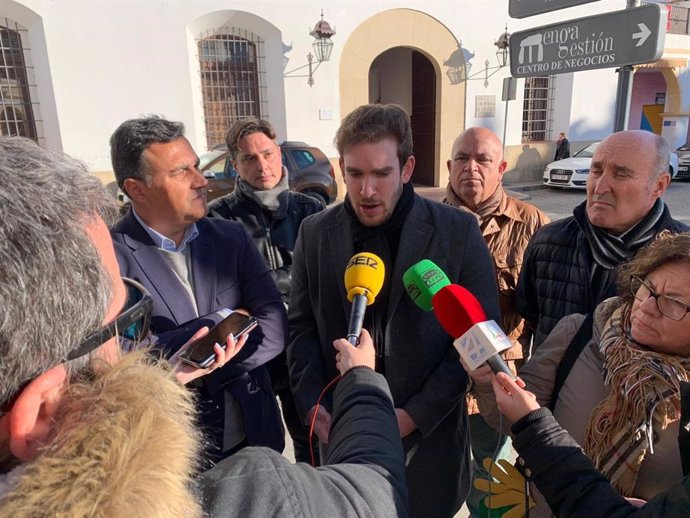 El concejal de Cs en Antequera José Manuel Puche habla con los medios de comunicación junto al portavoz de Cs en Málaga y parlamentario andaluz, Carlos Hernández White.