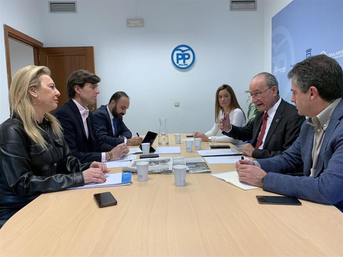 Reunión del alcalde de Málaga, Francisco de la Torre, la portavoz del PP en el Ayuntamiento, Elisa Pérez de Siles, y el viceportavoz, Carlos Conde, con los tres diputados del PP por Málaga Pablo Montesinos, Carolina España y Mario Cortés.