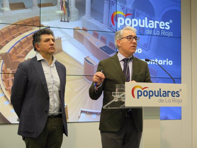 El portavoz del Grupo Popular, Jesús Ángel Garrido, y el diputado Carlos Cuevas han presentado las enmiendas a los presupuestos del Grupo Popular