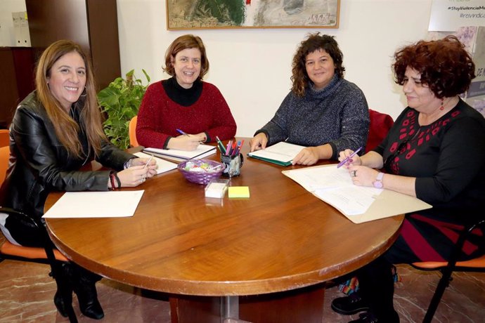 Doblas (segunda por la izda), en la reunión con asociaciones de mujeres