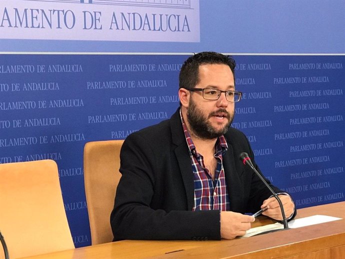 El portavoz de Educación de Adelante Andalucía, José Ignacio García, en una rueda de prensa.