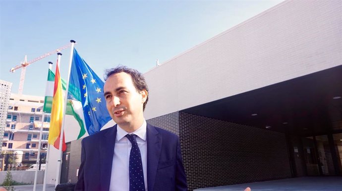 El portavoz de Educación del PP en el Parlamento andaluz, Miguel Ángel Ruiz, en rueda de prensa en Málaga
